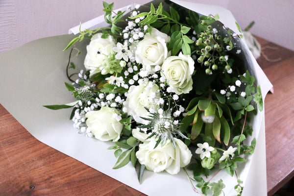 白・グリーンの花束 8,000円