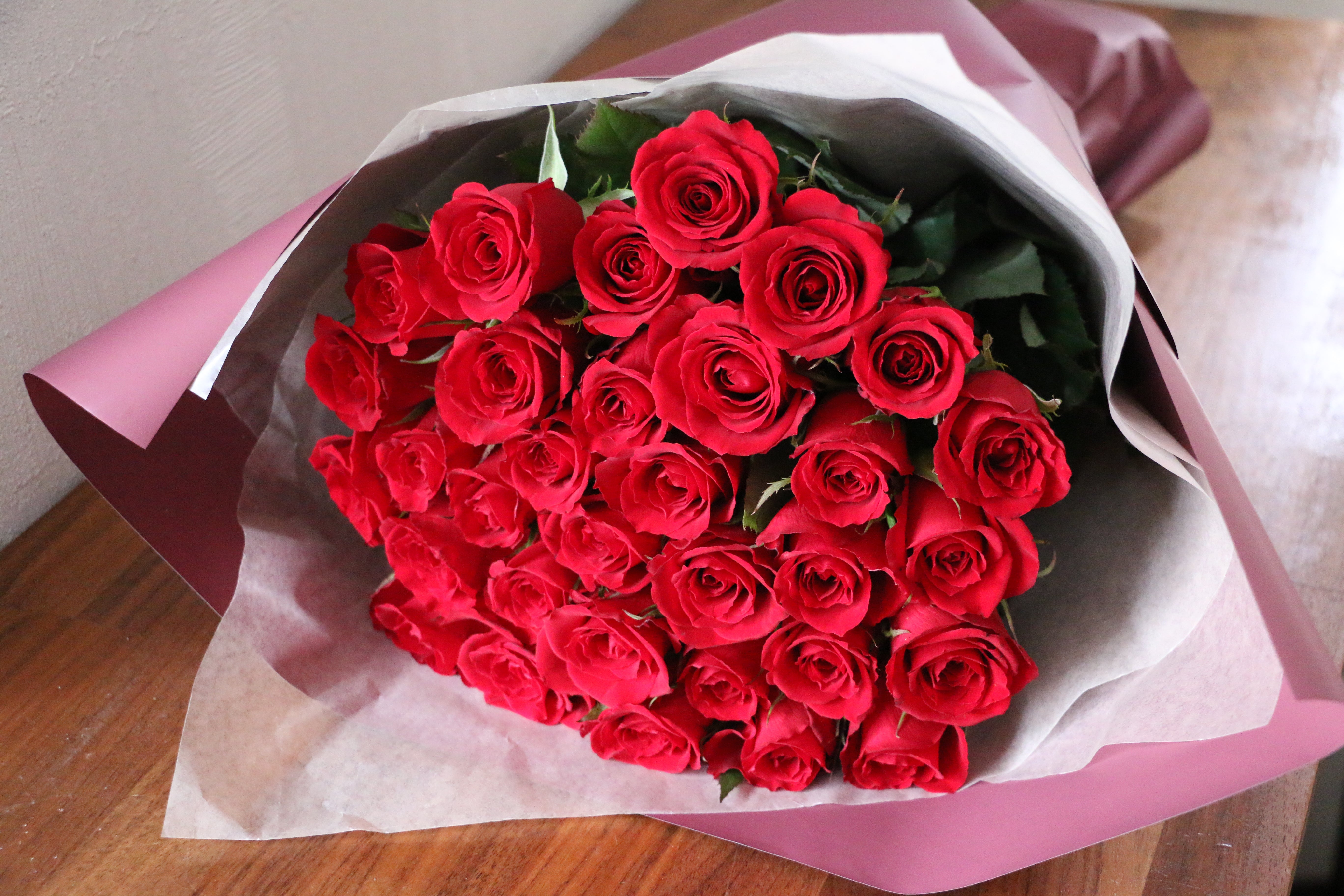 32本の赤いバラの花束 – 花・花束の通販サイト｜HanaTaku