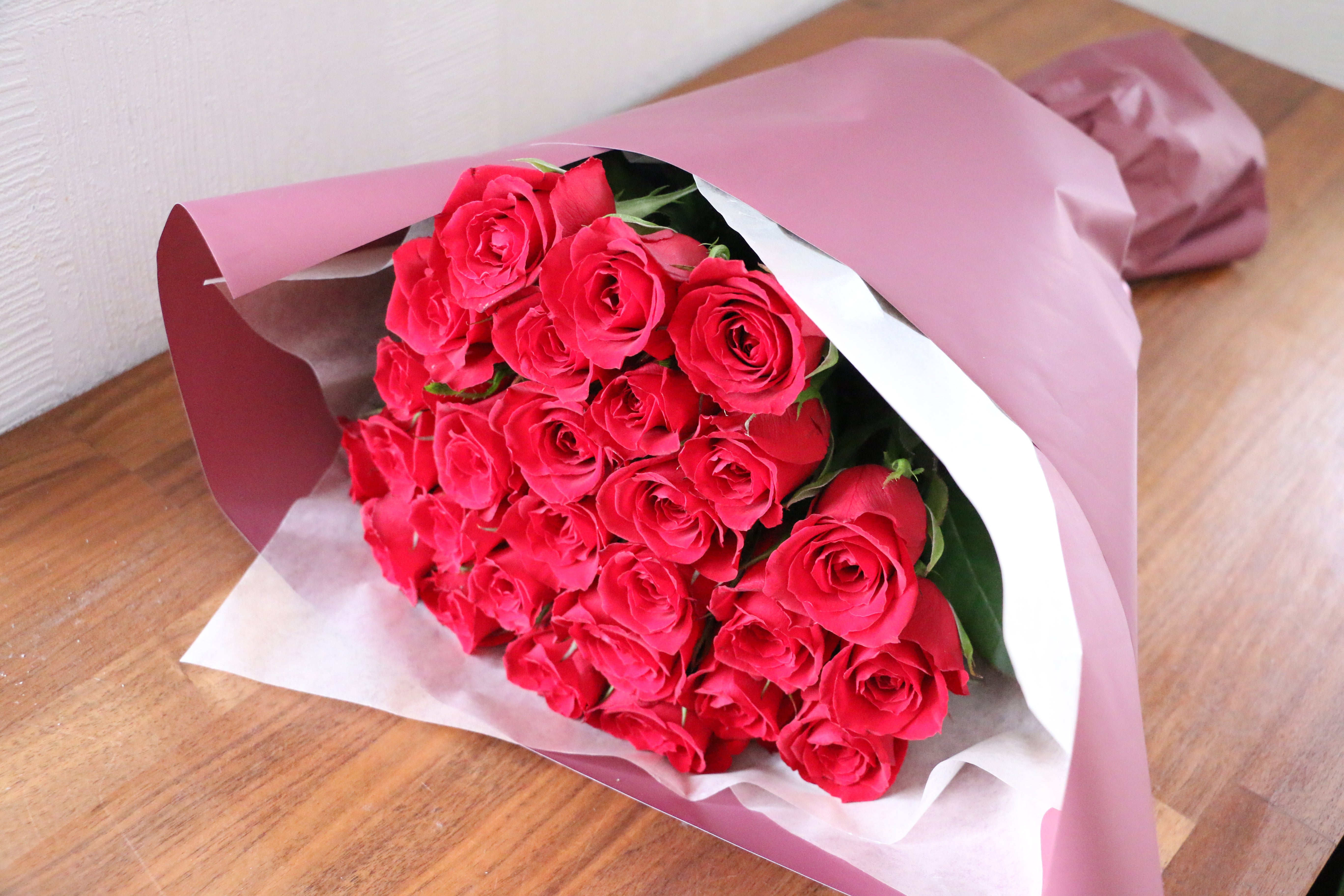 大切な人へ  薔薇 27本の赤いバラの花束-深い愛 – 花・花束の通販サイト｜HanaTaku