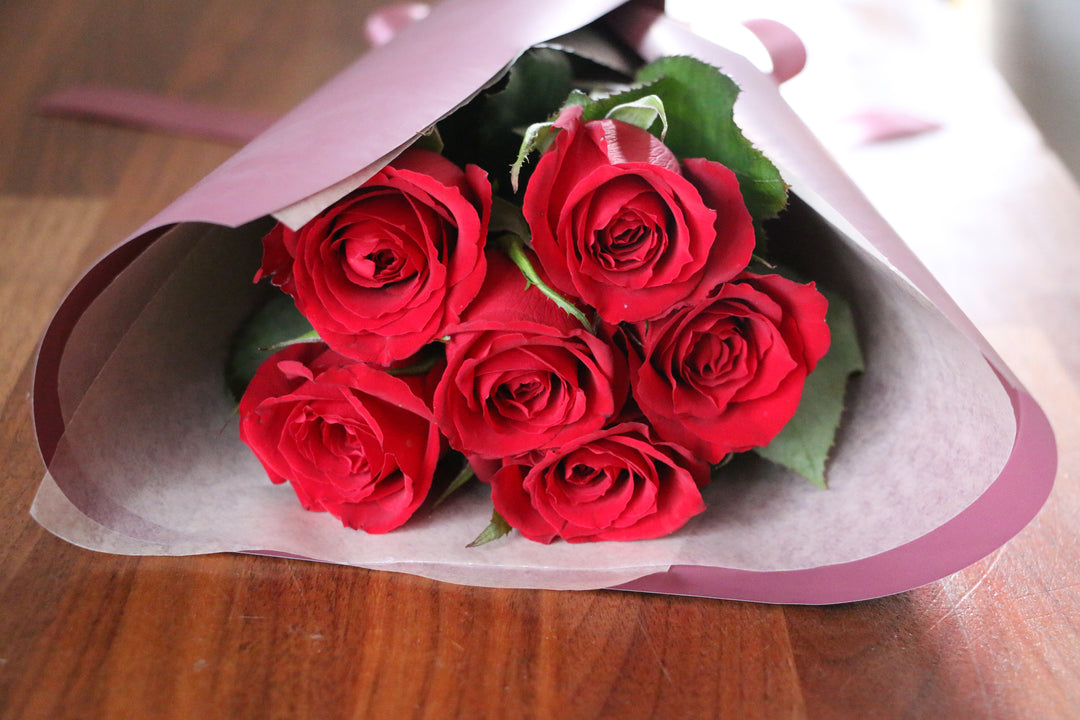6本の赤いバラの花束