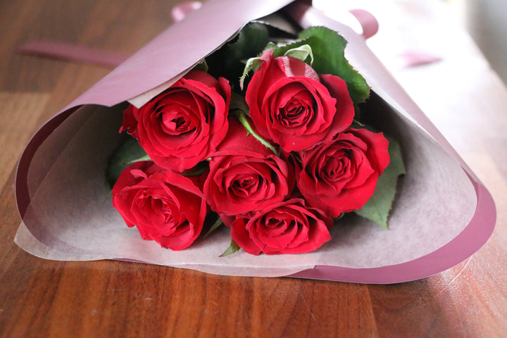 6本の赤いバラの花束
