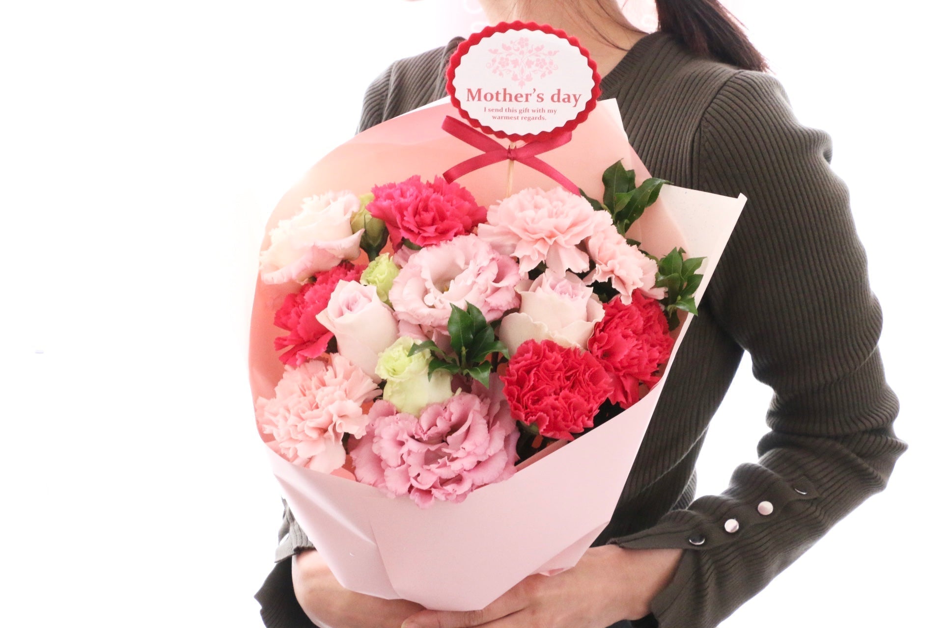 母の日に花束とアレンジメント、どっちを贈るのがいい？それぞれのメリットや特徴を解説します！