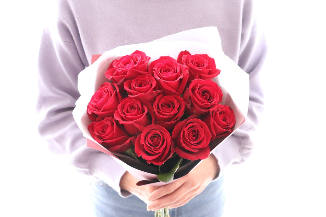 花束だけのプロポーズに贈る12本の赤いバラの花束