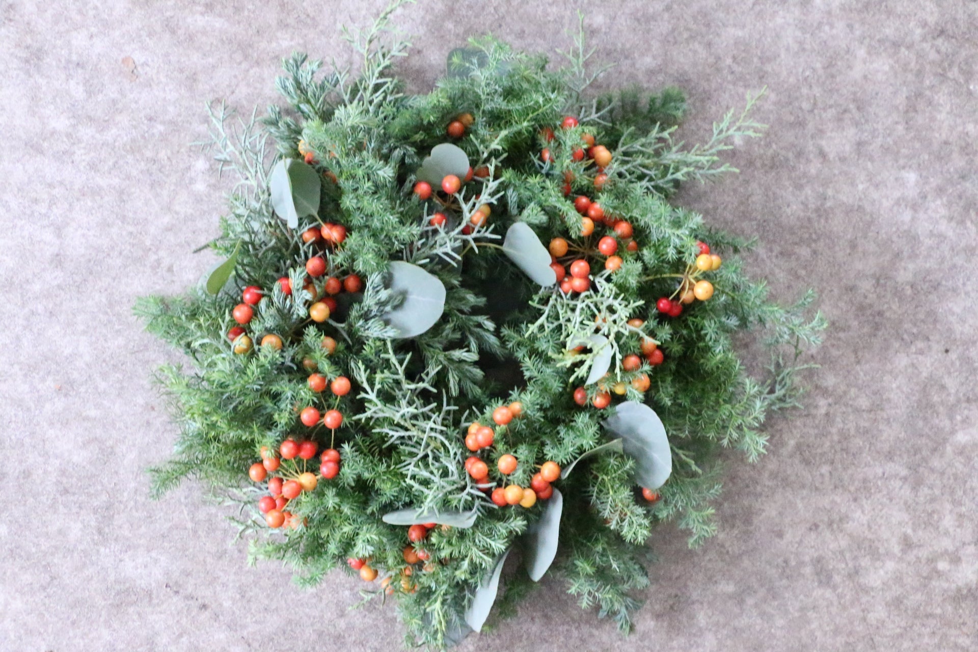 フレッシュクリスマスリースの作り方｜自分で簡単にできるリース作り