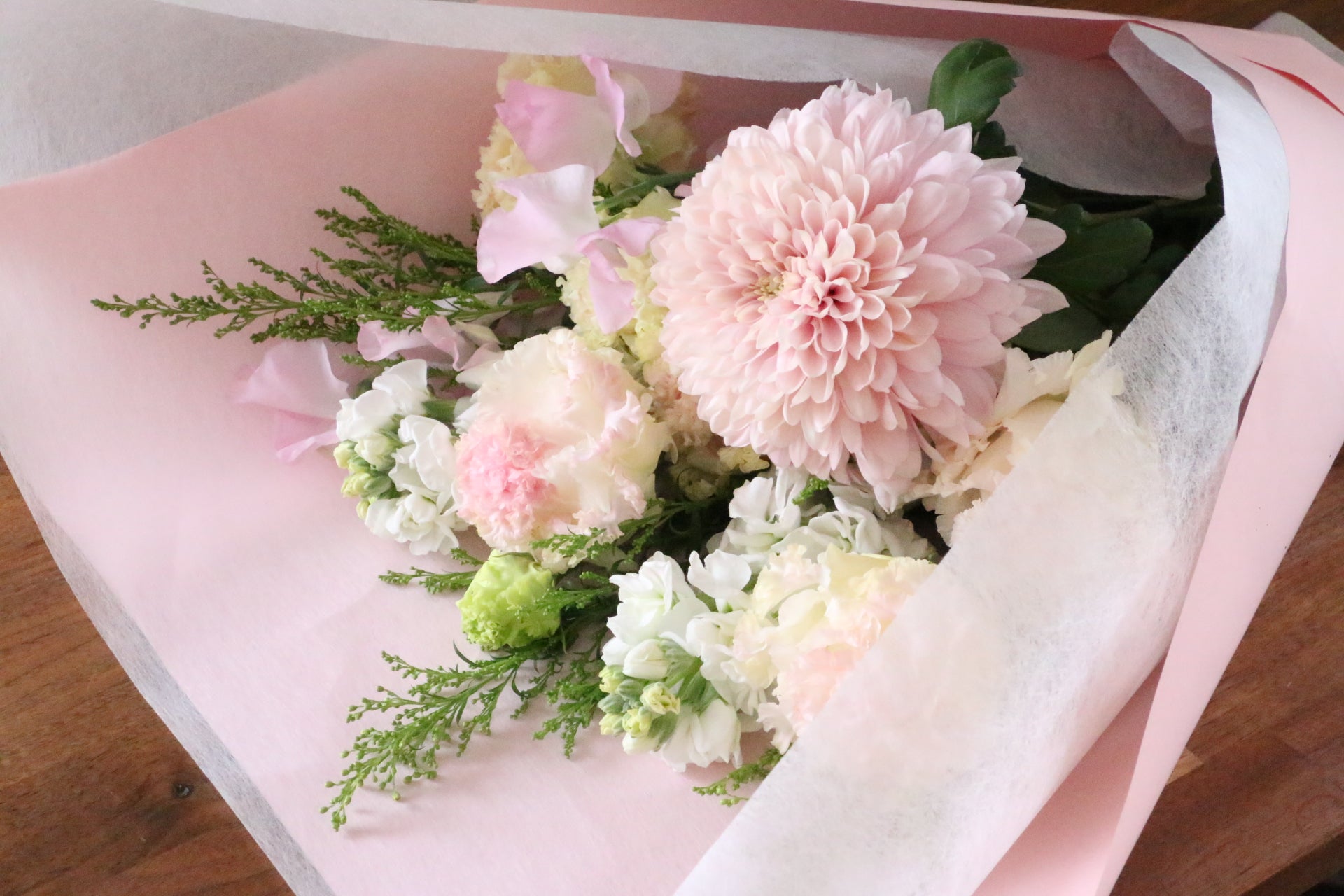 ピンク色のお供え花束