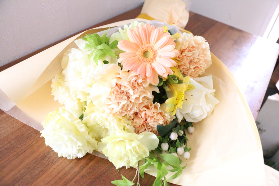 花束とアレンジメント、どっちを贈った方がいい？違いやシーン別の選び方を解説 – 花・花束の通販サイト｜HanaTaku