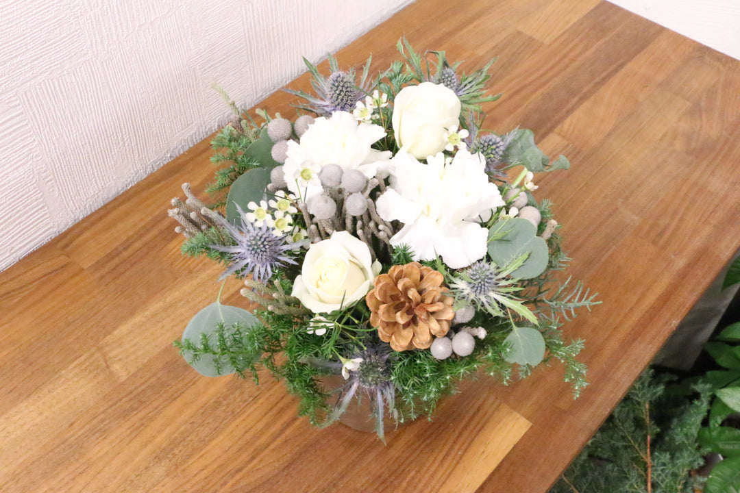 クリスマスの白いバラ入りアレンジメント　Mサイズ　5,000円