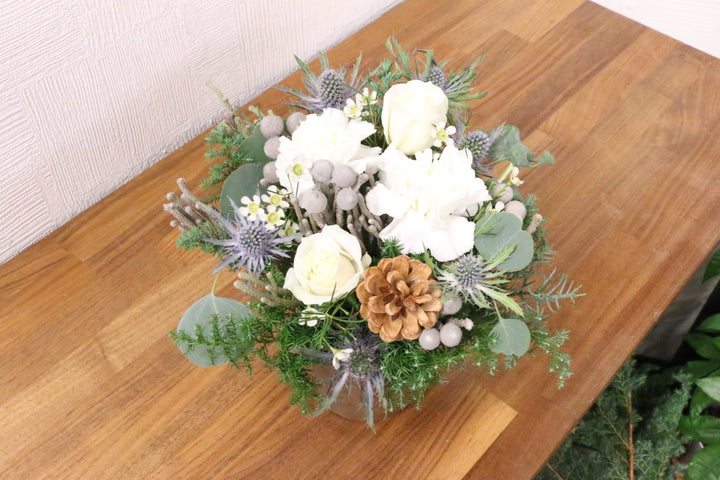 クリスマスの白いバラ入りアレンジメント　Mサイズ　5,000円