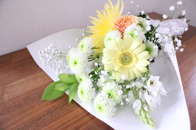【供花】白色・黄色・オレンジ色のお供え花束 3,000円