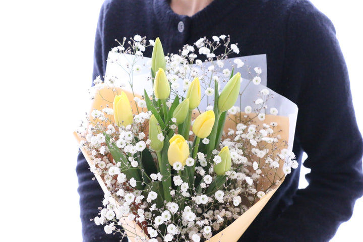 黄色のチューリップ（10本）とカスミソウの花束