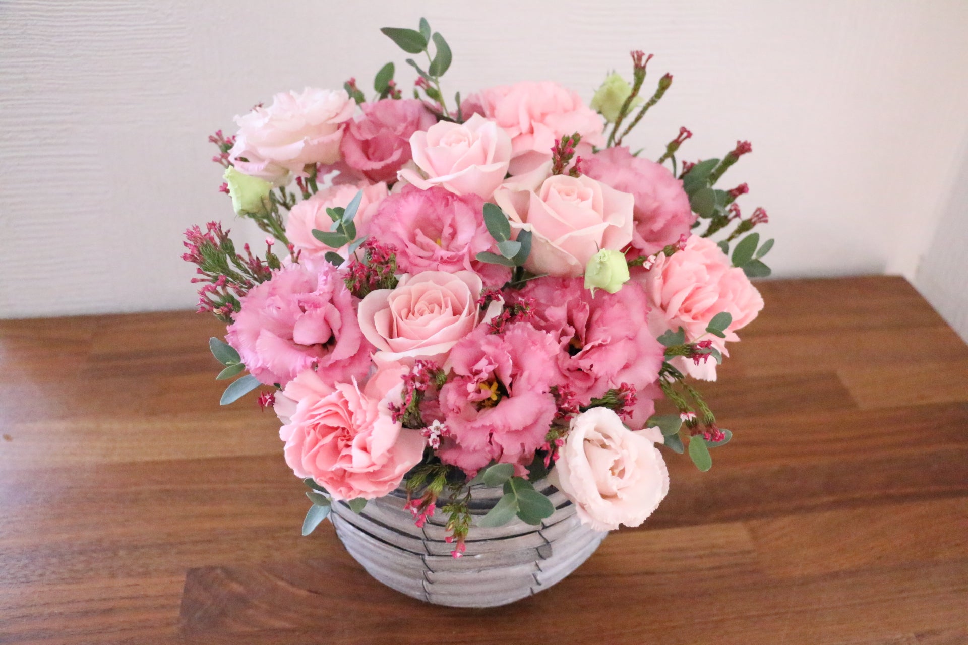 ピンクの花瓶とアレンジメント ピンク系のアレンジメント 8,000円 – 花・花束の通販サイト｜HanaTaku