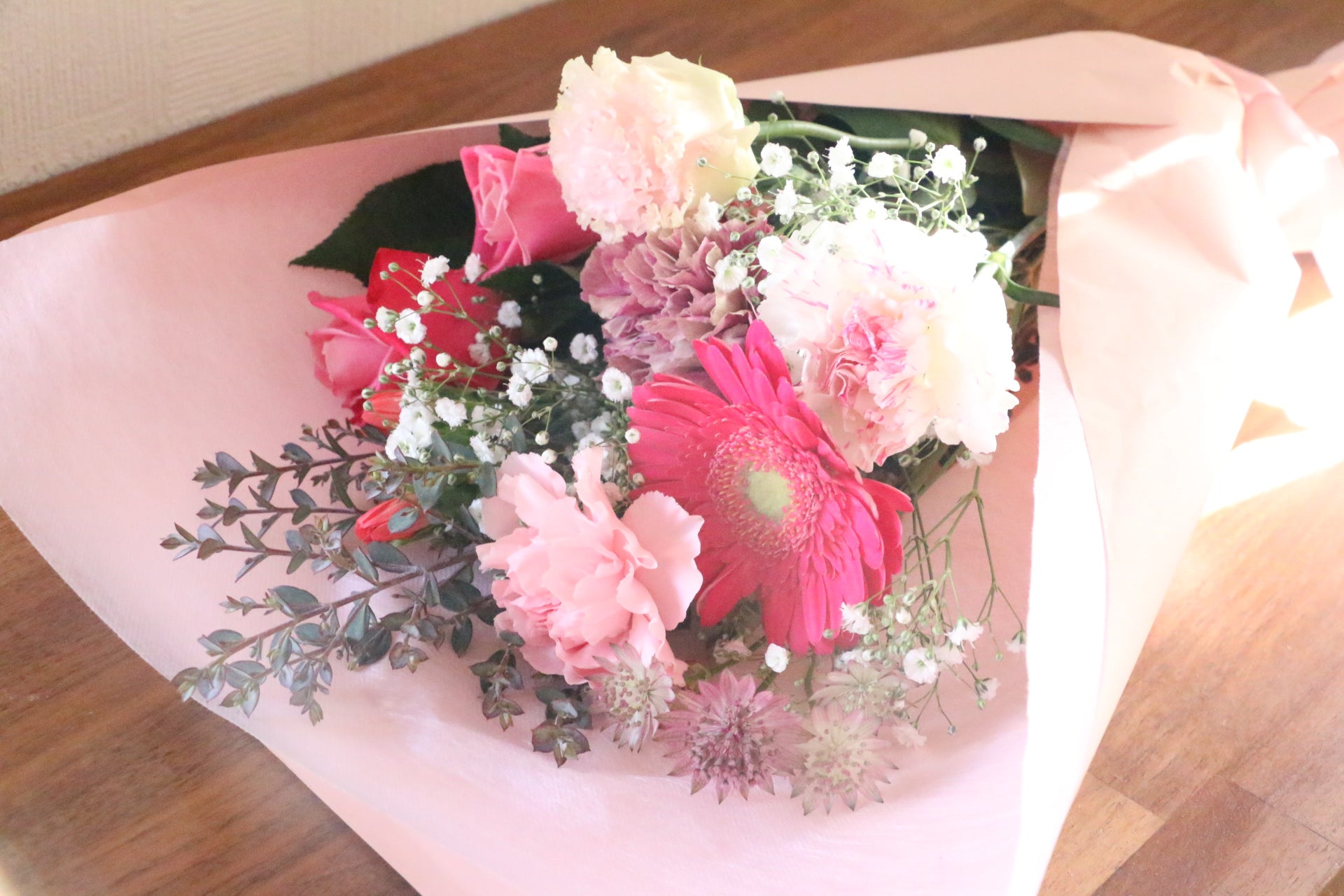 カスミソウ入りピンク系の花束 5,000円 – 花・花束の通販サイト｜HanaTaku