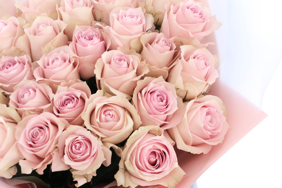 27本のピンク色のバラの花束-深い愛