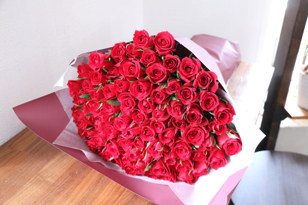 豪華な赤いバラの花束 100本　１２月６日or７日到着 77本の赤いバラの花束-運命的な出会い – 花・花束の通販サイト｜HanaTaku