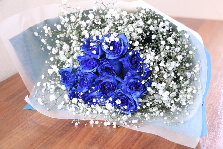 12本の青いバラとカスミソウ（かすみ草）の花束-私の妻になってください