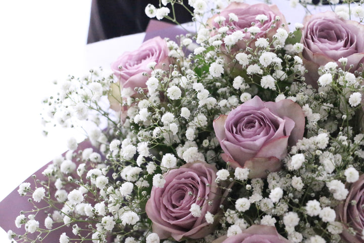 紫色のバラ（8本）とカスミソウ（3本）の花束 7,000円