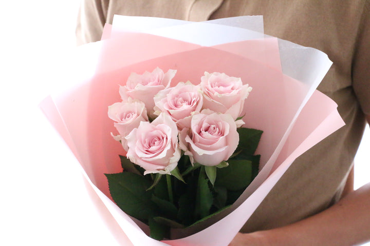 6本のピンク色のバラの花束
