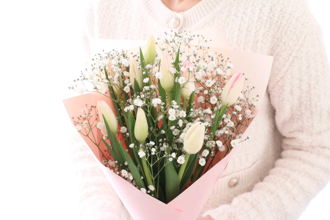 淡いピンクのチューリップ（9本）とカスミソウの花束