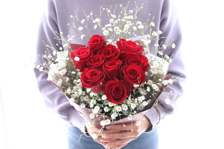 10本の赤いバラとカスミソウ（かすみ草）の花束