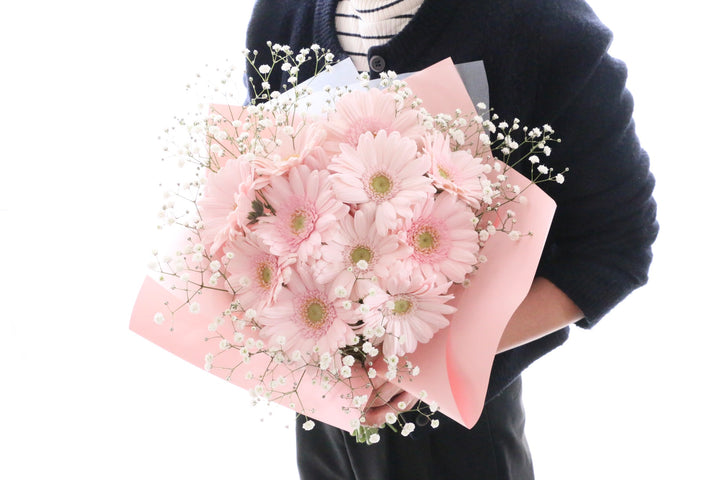 ピンク色のガーベラ（12本）とカスミソウの花束