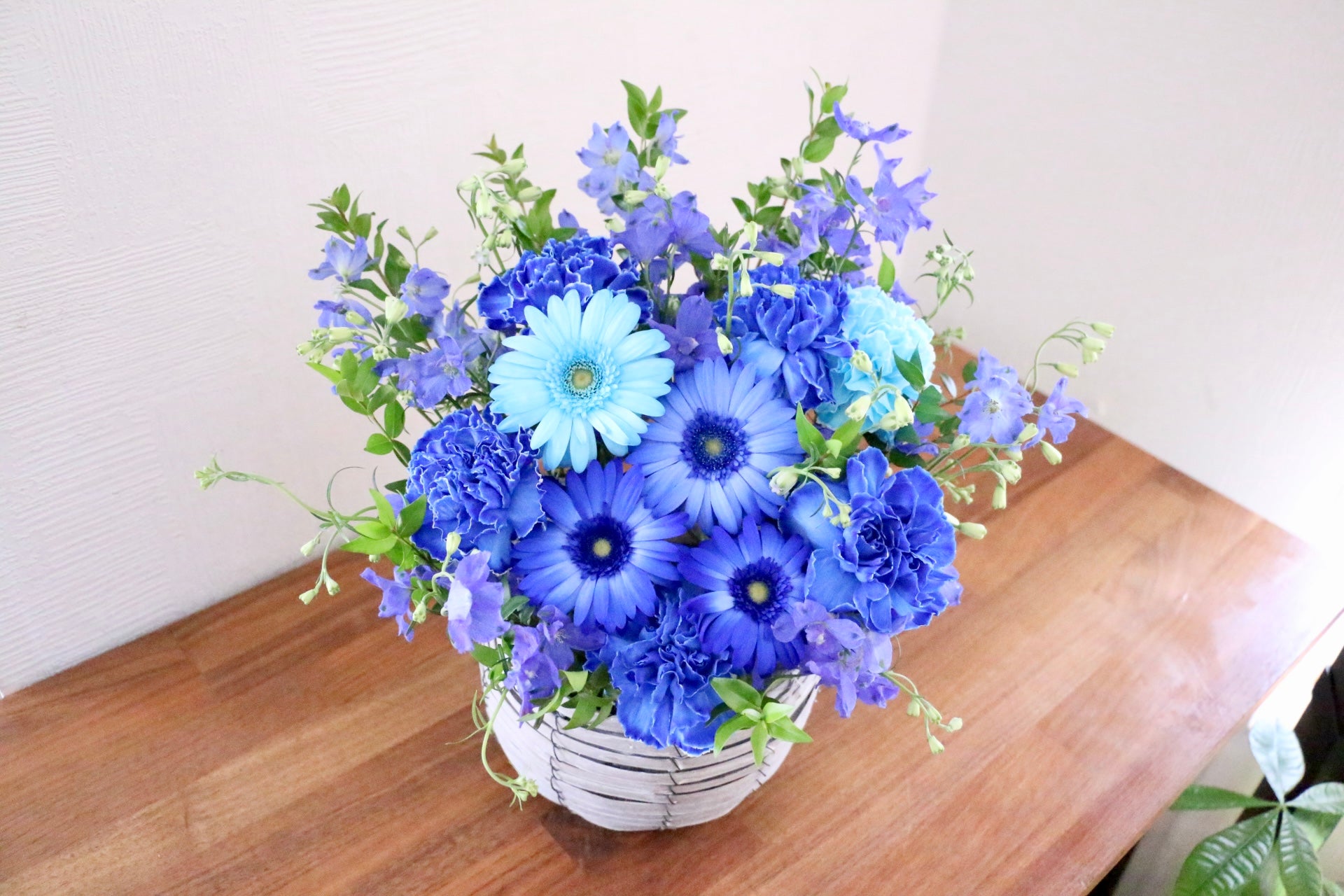 青・水色・白のアレンジメント 10,000円 – 花・花束の通販サイト｜HanaTaku