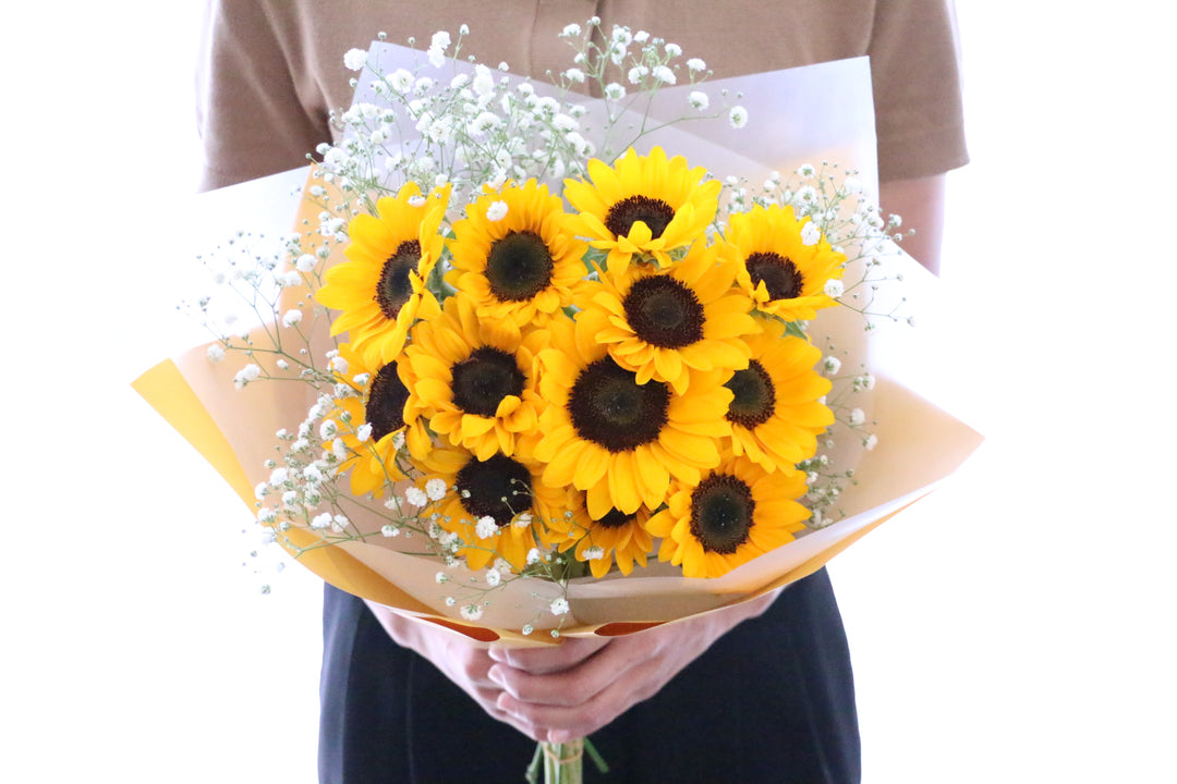 ひまわり12本とカスミソウ（かすみ草）の花束