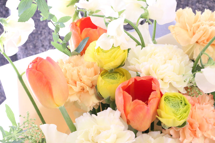 春のお花で束ねる花束 8,000円（黄色・オレンジ系）