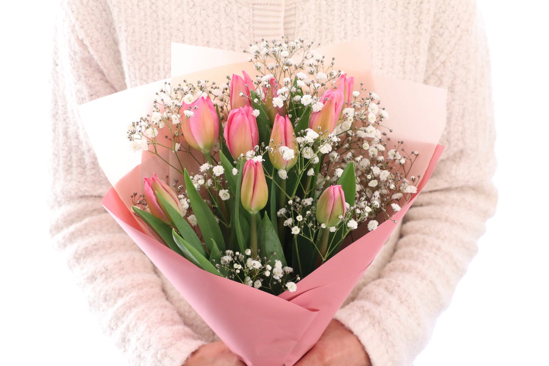 ピンクのチューリップ（10本）とカスミソウの花束