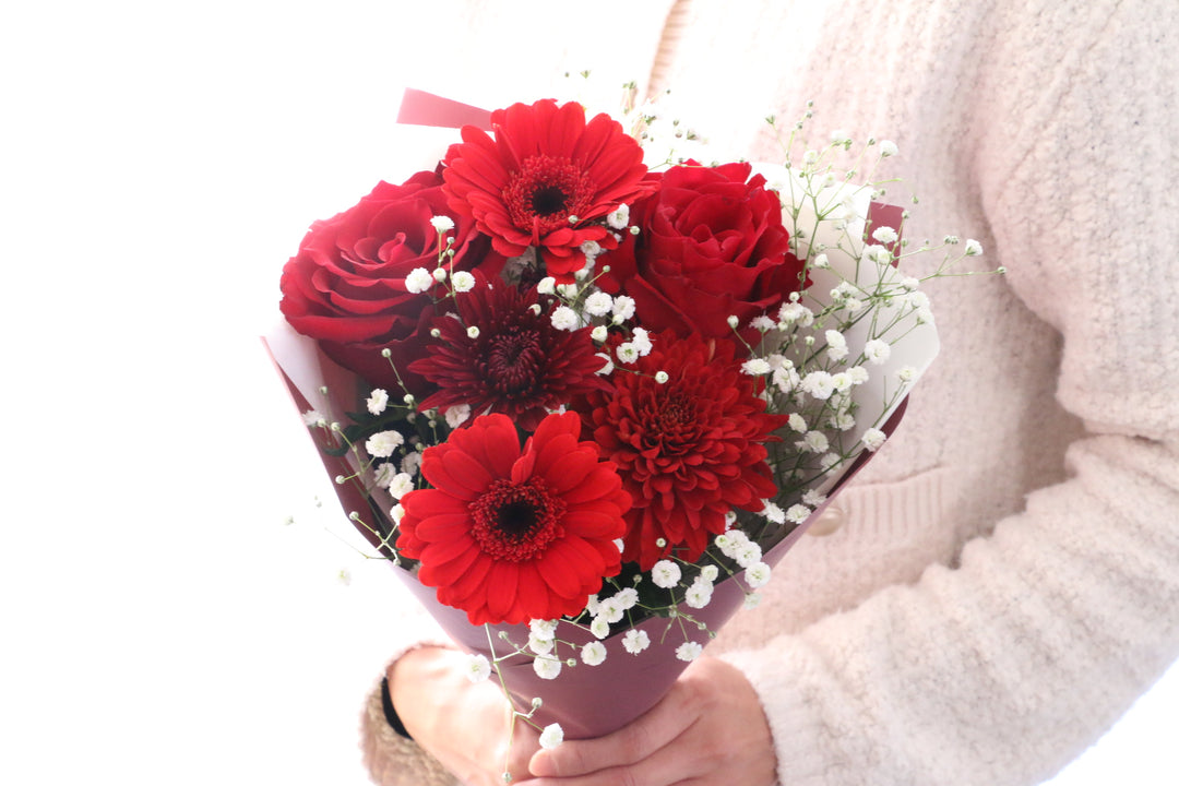 カスミソウ入り赤色の花束 3,500円