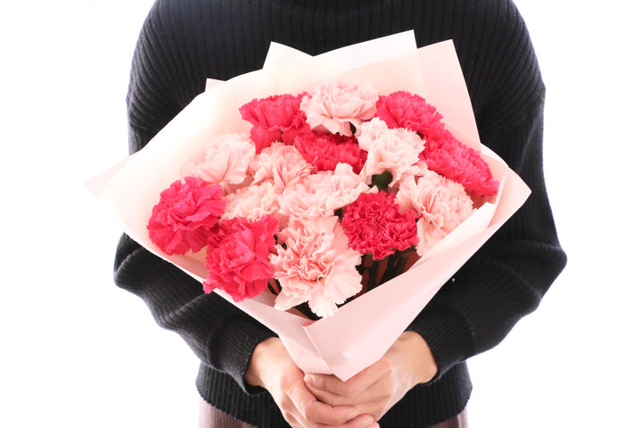 ピンク色ミックスのカーネーションの花束（15本）