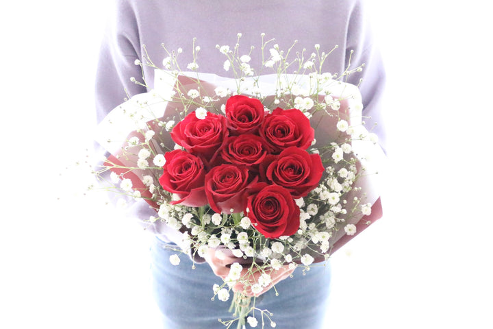 8本の赤いバラとカスミソウ（かすみ草）の花束