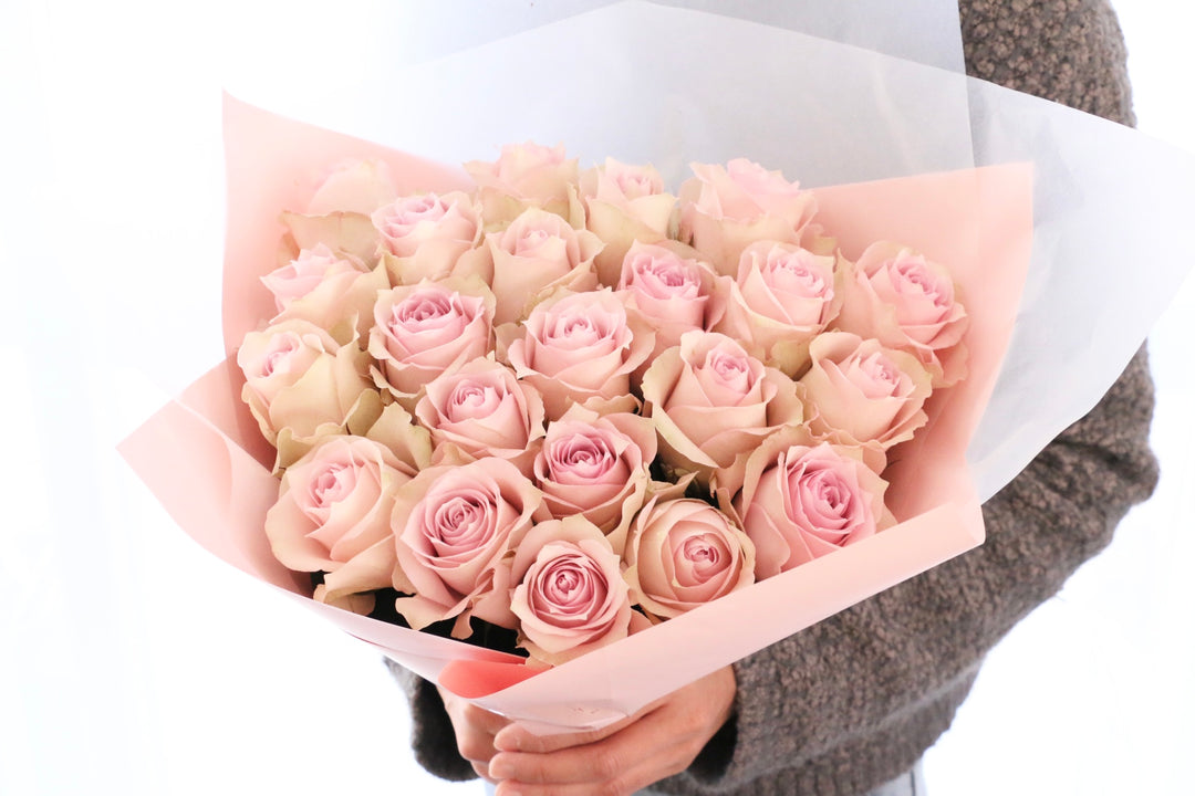 22本のピンク色のバラの花束-あなたの幸運を祈ります