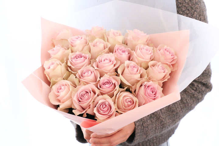 22本のピンク色のバラの花束-あなたの幸運を祈ります