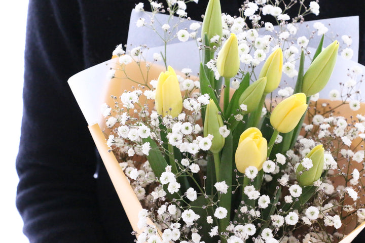 黄色のチューリップ（10本）とカスミソウの花束