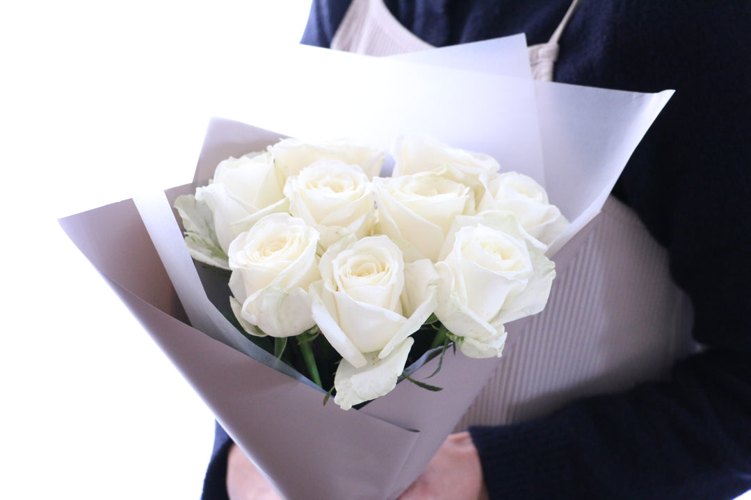 9本の白色のバラの花束-いつまでも一緒にいてください