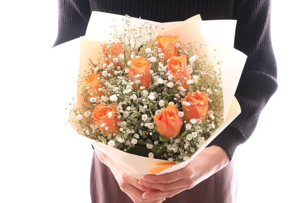 オレンジ色のバラ（8本）とカスミソウ（3本）の花束 7,000円