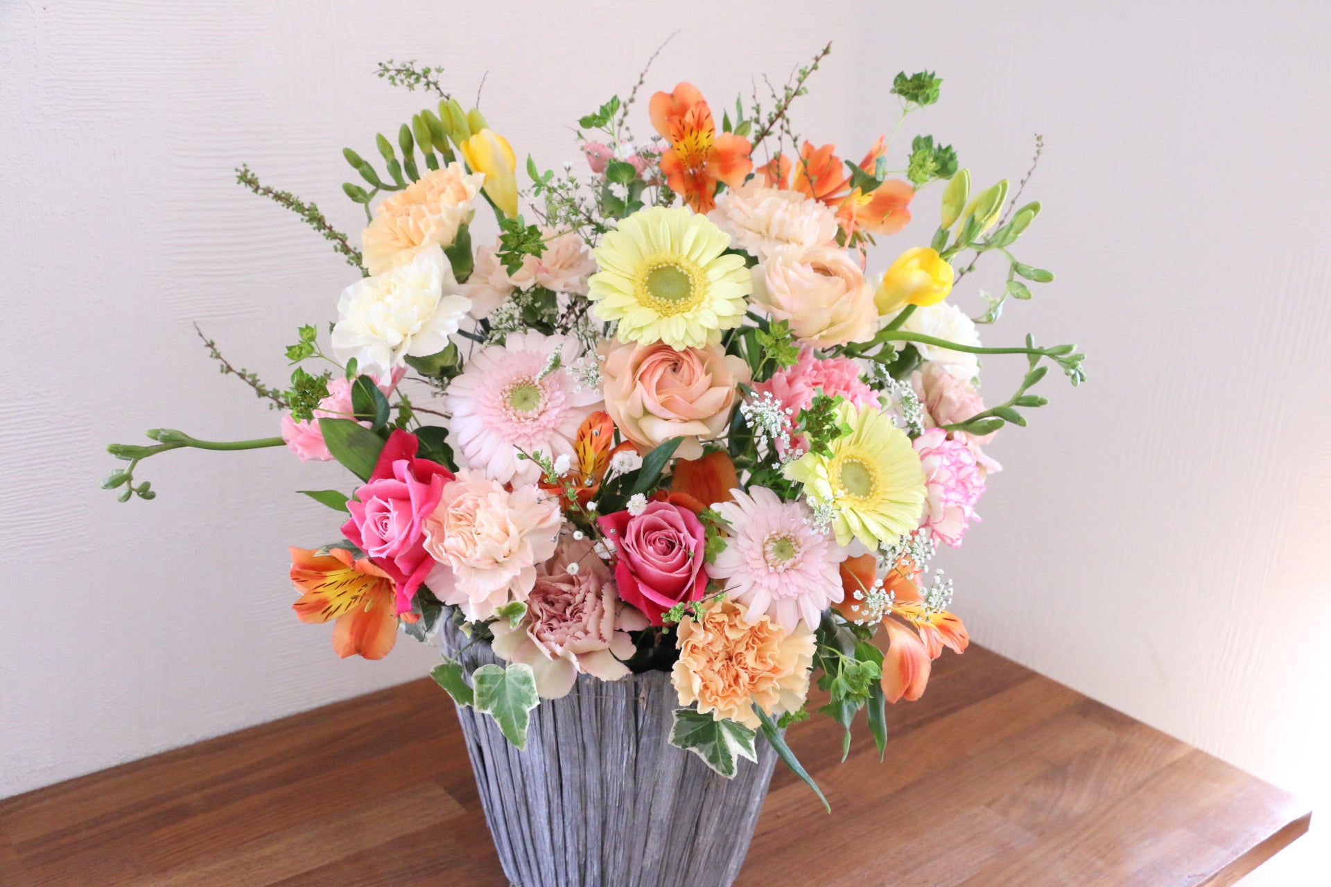 ピンク・黄色のアレンジメント 12,000円 – 花・花束の通販サイト｜HanaTaku