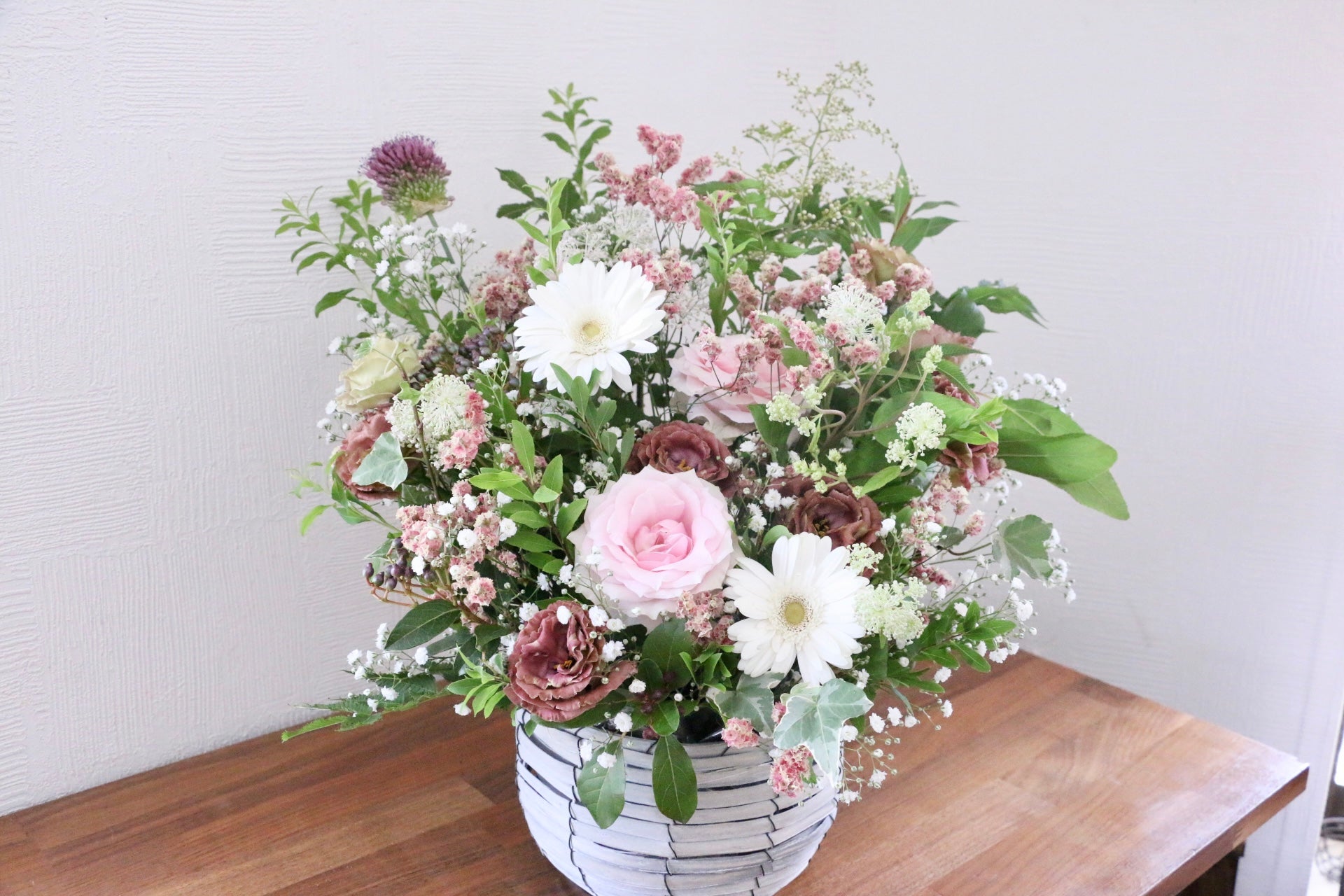 草花系アレンジメント ピンク 8,000円 – 花・花束の通販サイト｜HanaTaku