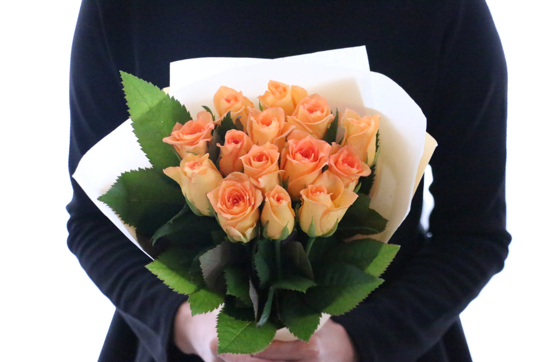 オレンジ色バラの花束（14本）-誇りに思います