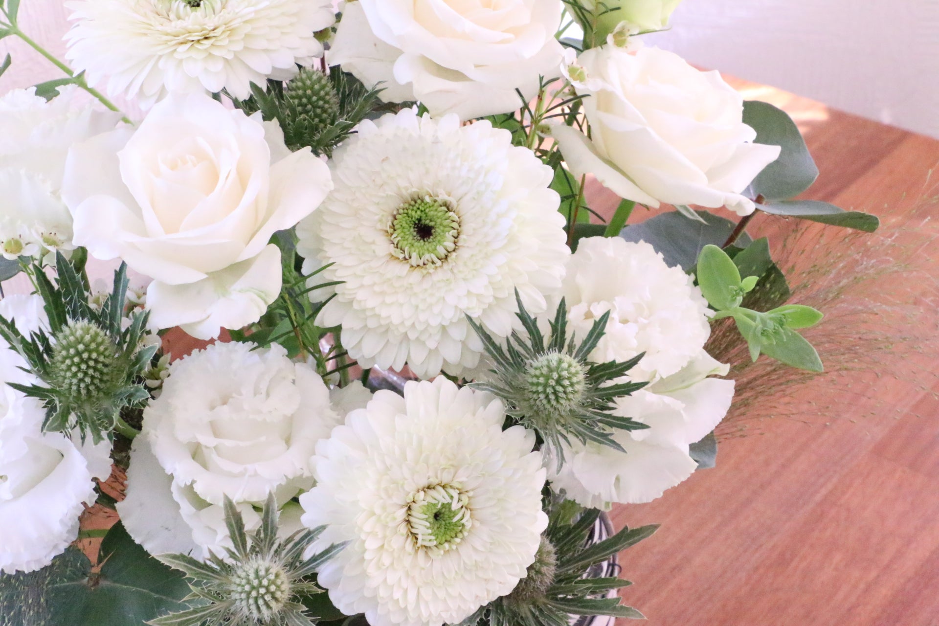 白・グリーンのアレンジメント 8,000円 – 花・花束の通販サイト｜HanaTaku