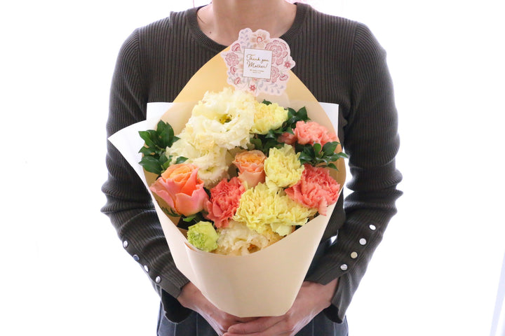 【母の日限定】カーネーション入り花束Mサイズ（黄色・オレンジ）
