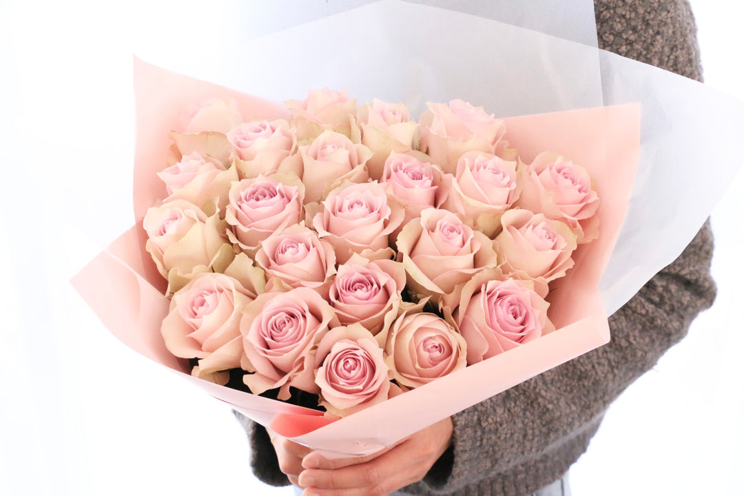 22本のピンク色のバラの花束-あなたの幸運を祈ります