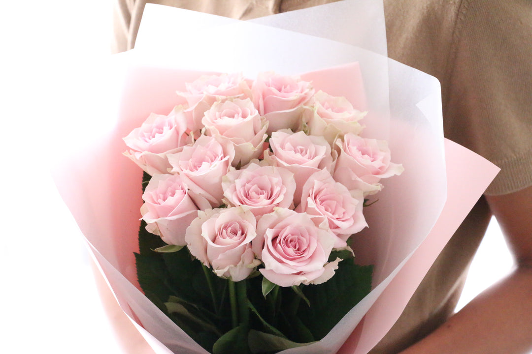 13本のピンク色のバラの花束