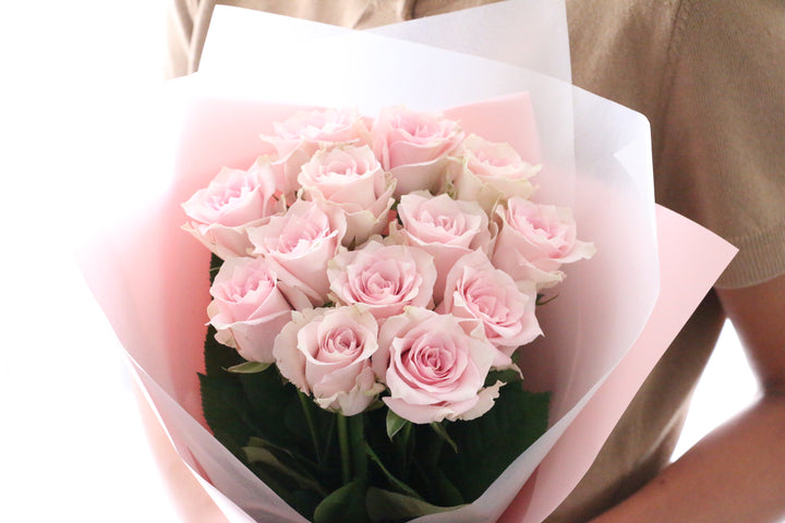 13本のピンク色のバラの花束