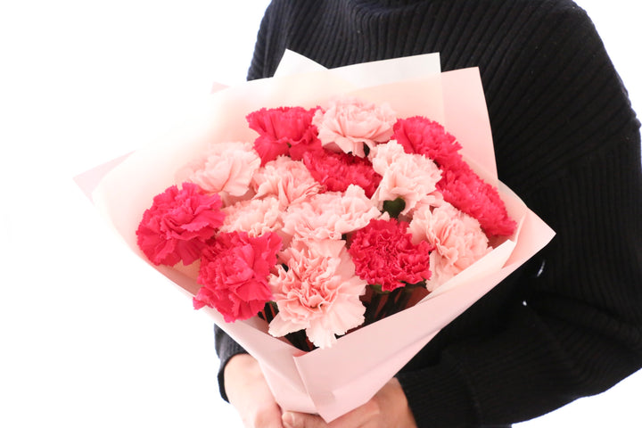 ピンク色ミックスのカーネーションの花束（15本）
