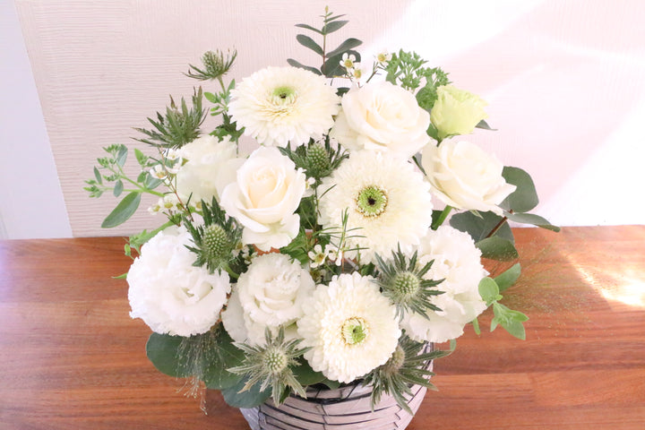 白・グリーンのアレンジメント 9,000円