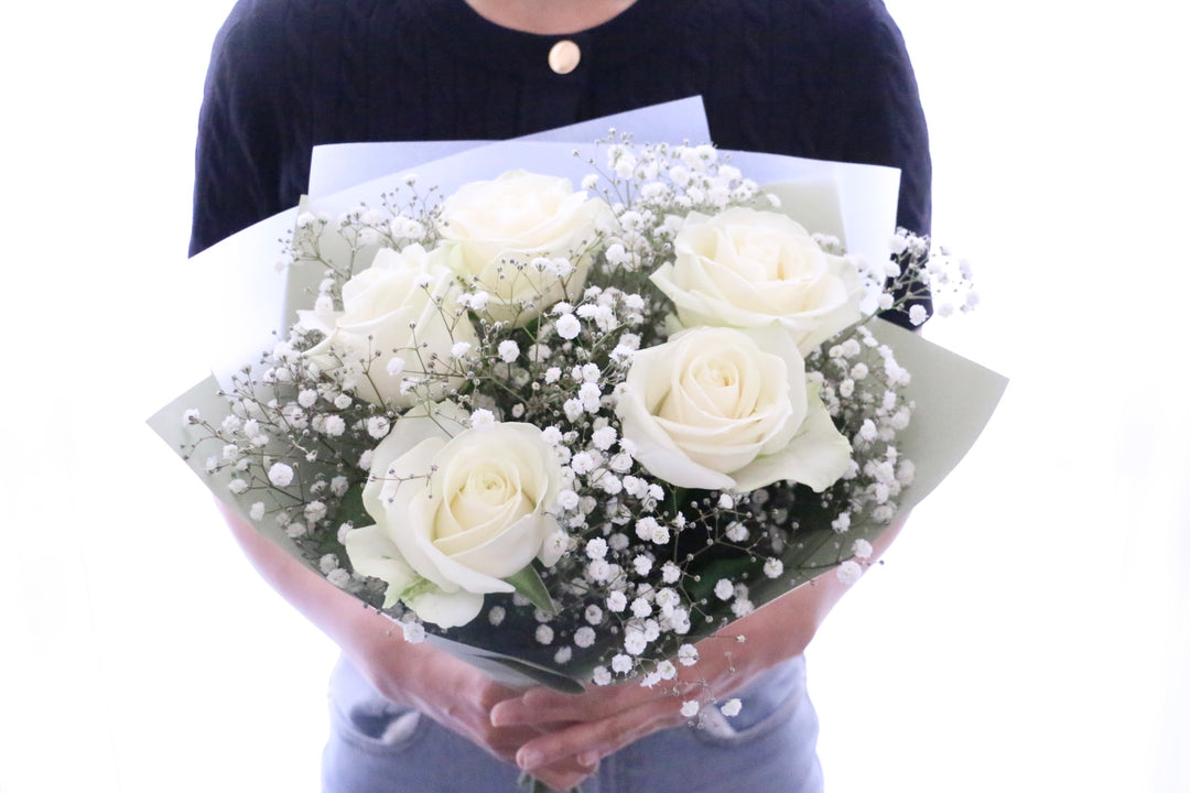 白色のバラ（5本）とカスミソウ（2本）の花束 4,500円