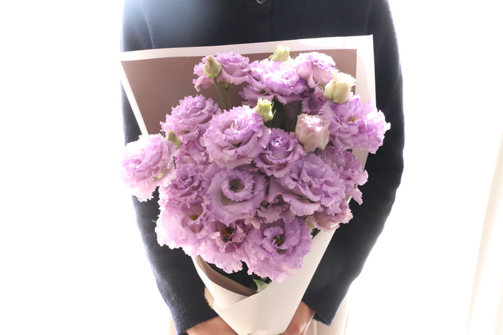 紫色のトルコキキョウの花束（7本）