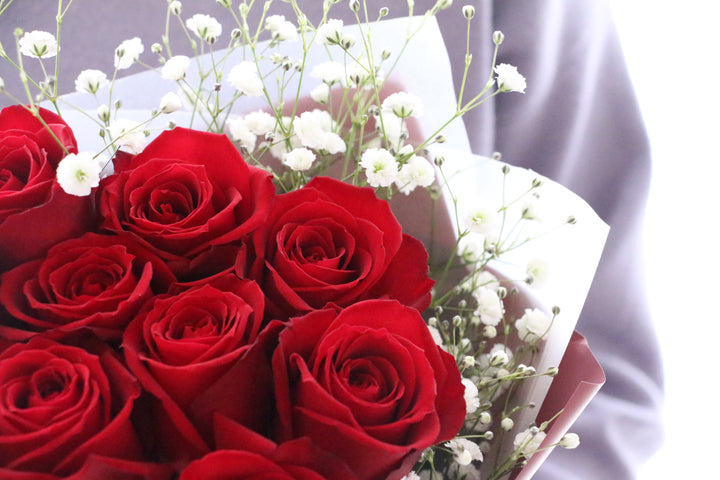 9本の赤いバラとカスミソウ（かすみ草）の花束