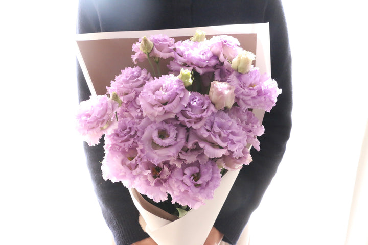 紫色のトルコキキョウの花束（7本）